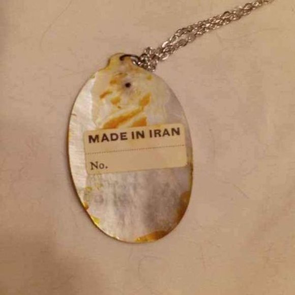 ALUMINUM CHAIN W/LARGE SHELL PENDANT HAND PAINTED OF PEOPLE PLAYING POLO 30'S-40 - Picture 3 of 5